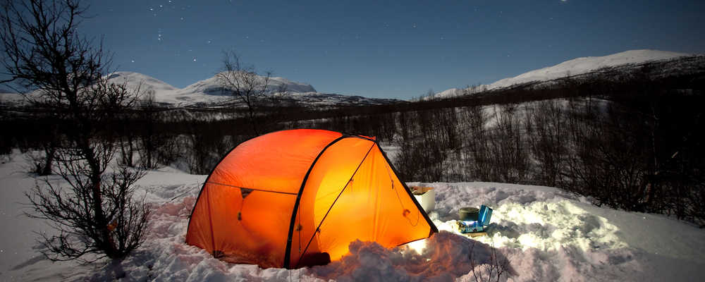 tent in de sneeuw