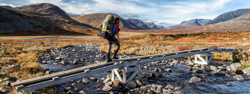 lange afstandswandelaar op de Kungsleden-wandelroute in Lapland - Zweden