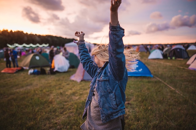 dansende vrouw op festival