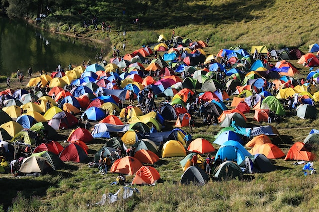 festival camping met gekleurde tenten