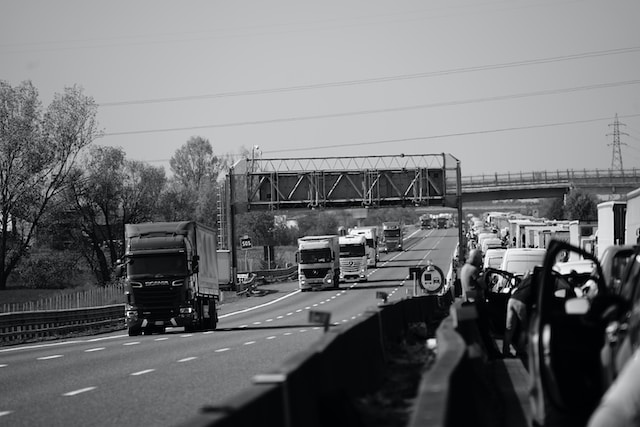 Vrachtwagens op de snelweg - gezonde maaltijden onderweg